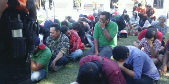 Mabuk saat Ramadan, puluhan pengunjung dan karyawan kafe ditangkap