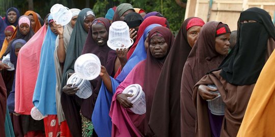 Meratapi muslim Somalia rela antre demi makanan berbuka puasa