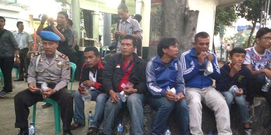 Sambut Hut Bhayangkara, polisi bagikan takjil di Terminal Blok-M