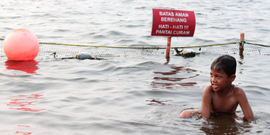 Saat liburan ke pantai, hindari 6 kebiasaan merusak mata ini