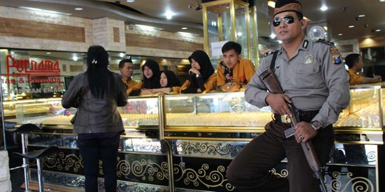 Toko emas di Malang dijaga personel bersenjata laras panjang