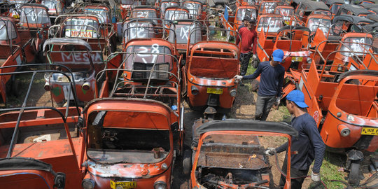 Melihat pemusnahan bajaj dua tak di Cipinang Bali