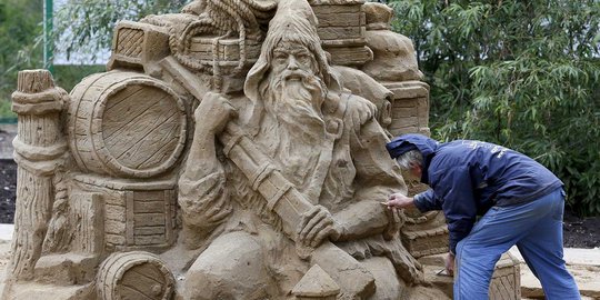Seniman Rusia ini ukir pasir jadi karya seni luar biasa