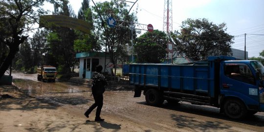 Banyak lubang & berlumpur, jalanan di Ancol ini mirip jalur off road