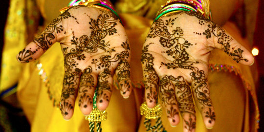 Uniknya tradisi henna dalam pernikahan Indonesia merdeka com