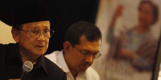 Habibie dan dukun beranak pemotong ari-arinya dengan sebilah bambu