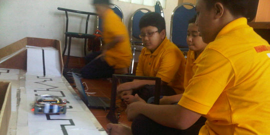Persiapan lomba, siswa SD Muhammadiyah ngabuburit otak-atik robot