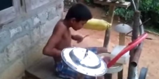 Kreatif, anak ini jago main drum dari perkakas dapur