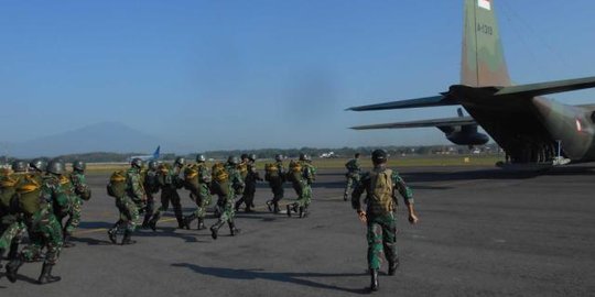 Lupakan perselisihan, Kopassus dan TNI AU latihan terjun bersama