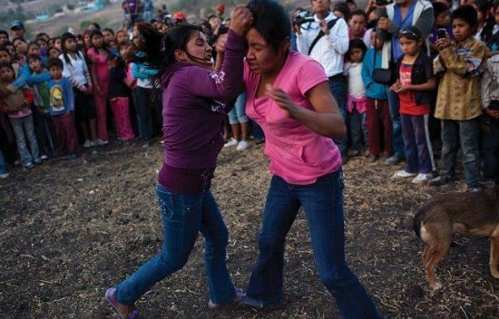 tradisi ibu berkelahi di meksiko