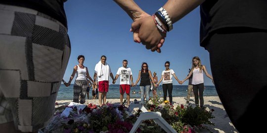 Duka kerabat doakan korban penembakan ISIS di Tunisia