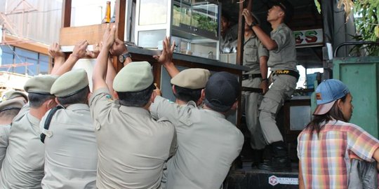 Dirazia, PKL sekitar Alun-alun Malang histeris dan melawan