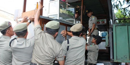 Dikeroyok pedagang, 1 Satpol PP di Malang geger otak ringan