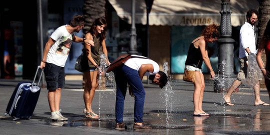 Suhu tembus 40 derajat Celcius, warga Spanyol serbu air mancur kota