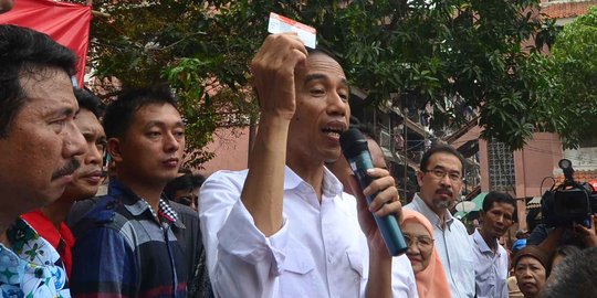 Presiden bagi-bagi sepeda kepada nelayan di Cilacap