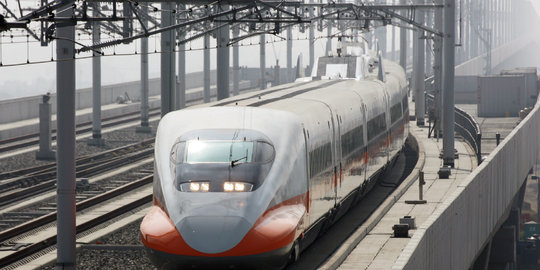 Kereta cepat Shinkansen terbakar akibat aksi penumpang bunuh diri