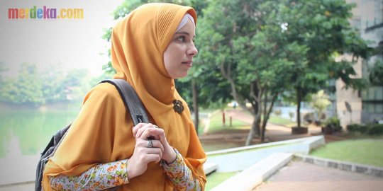 Memakai jilbab, bule Belanda dituduh ayah teroris dan terbelakang