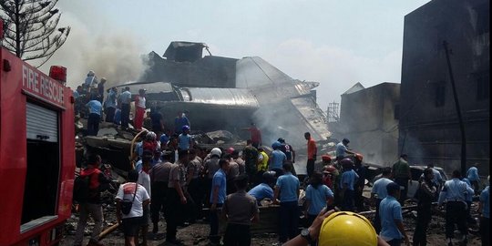 Hercules jatuh timpa rumah dan mobil di Medan