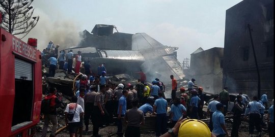 Hercules jatuh di Medan, 1 warga luka bakar dibawa ke RS Adam Malik