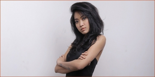 Berhijab, siapa sangka Widy Vierratale sering pakai gamis pria