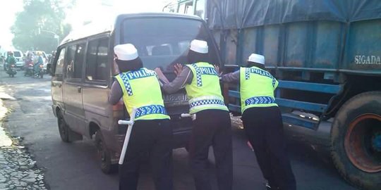 polwan magelang dorong mobil berbuah pujian rev1