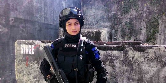 nina brimob berjilbab anti teror yang gemar mengaji rev1