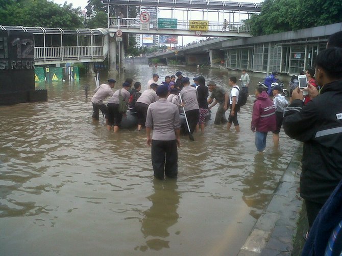 brimob bantu penyeberang jalan