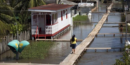 Dilanda banjir, penduduk Amazon gunakan papan untuk beraktivitas