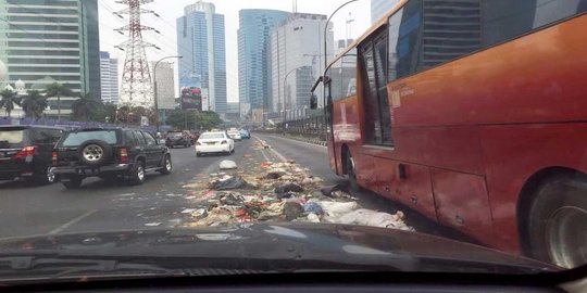 Sampah berserakan di Jalan Gatot Subroto, lalu lintas terganggu
