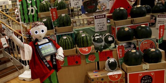 Keramahan robot Pepper saat jadi pegawai swalayan di Jepang