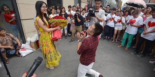 Gara-gara melamar pacar di muka umum, pria China dicokok polisi