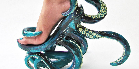 Yuk, intip desain sepatu anti-mainstream perancang favorit Lady Gaga
