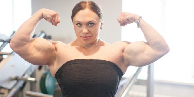 'Hulk' wanita tinggal di Rusia, enteng angkat beban 240 Kg | merdeka.com