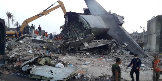 Mimpi apa Fahri, sedang ngecat bangunan ketimpa pesawat Hercules