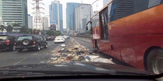 Ini reaksi Ahok soal sampah dari truk pengangkut tercecer di jalanan