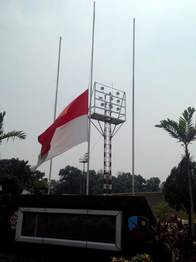 bendera setengah tiang di markas tni au pekanbaru