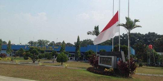 Bendera setengah tiang berkibar di Markas TNI AU Pekanbaru