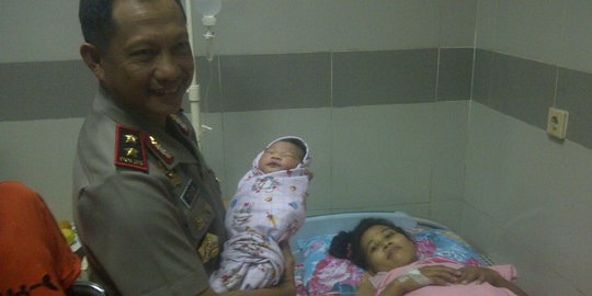 Ikut berbahagia, Kapolda Metro Jaya gendong bayi Syahrini