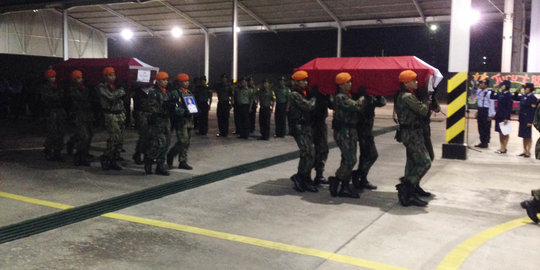 Usai salat magrib, 3 jenazah prajurit Paskhas tiba di Pekanbaru