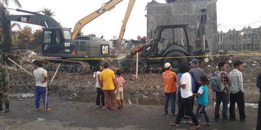 Puing pesawat Hercules sudah dievakuasi, warga masih datangi lokasi