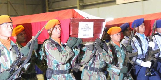 Upacara militer sambut kedatangan jenazah korban Hercules di Malang