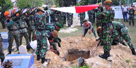 Kepolosan anak Serda Sugiyanto bikin tangis keluarga pecah di makam