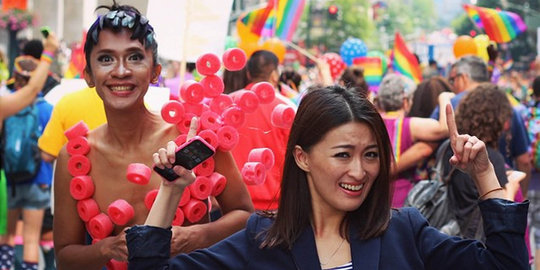 Berpenampilan nyaris bugil, Aming ramaikan parade Gay di New York