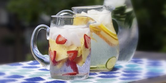 Segarnya fruit water, pengganti air putih saat berbuka