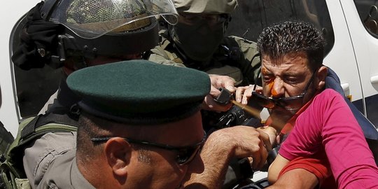 Aksi sadis tentara Israel semprot wartawan dengan gas cabai