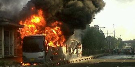 Transjakarta terbakar di Salemba, enam mobil Damkar meluncur