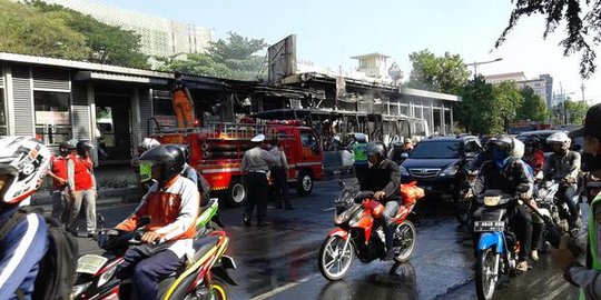 Ini penampakan TransJakarta terbakar merembet ke Halte Salemba