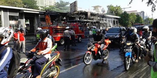 Transjakarta yang terbakar di Salemba akan diderek