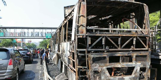 Ini kondisi Transjakarta terbakar di Salemba, tinggal rangkanya saja