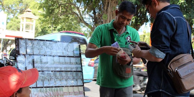 Jelang Lebaran, jasa penukaran uang mulai menjamur di Malang